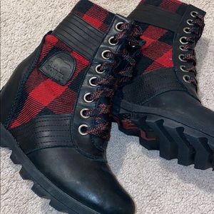Sore Lexie wedge boot Like New
